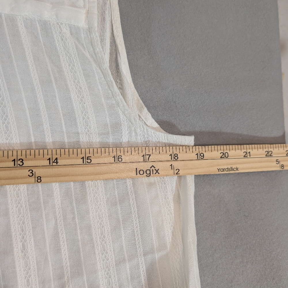 Sleeveless White Button-Up Blouse - Picture 8 of 9